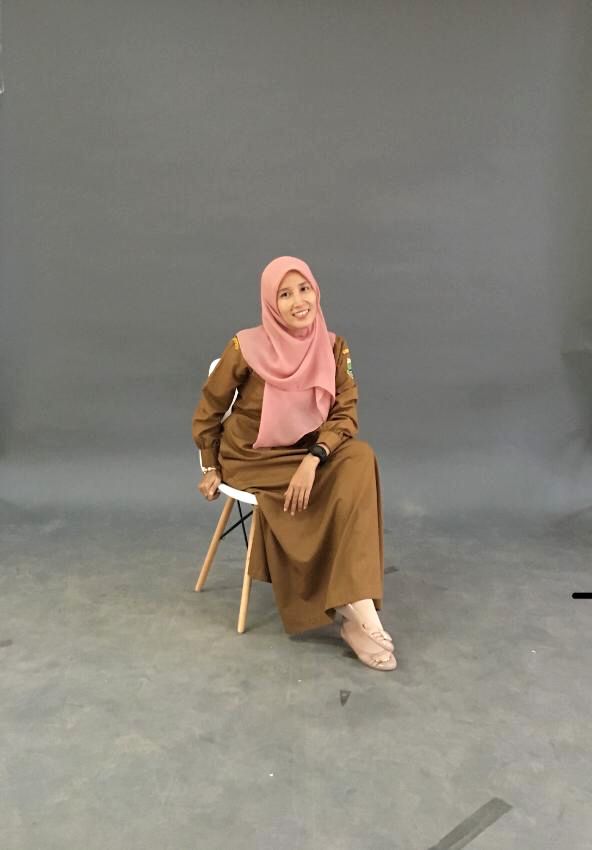 Rinna Fitry Surveyanie, S. Hut, M.Pd